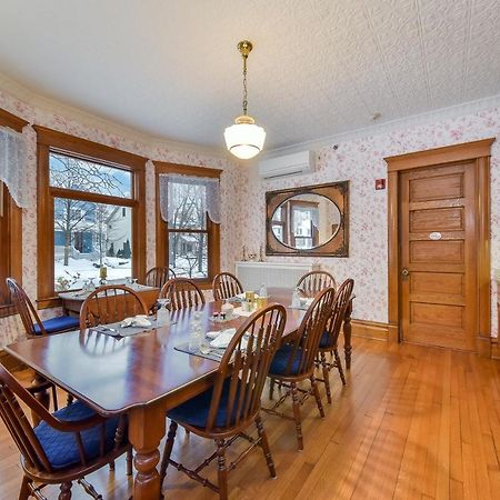 נייפרוויל Harrison House Bed & Breakfast מראה חיצוני תמונה