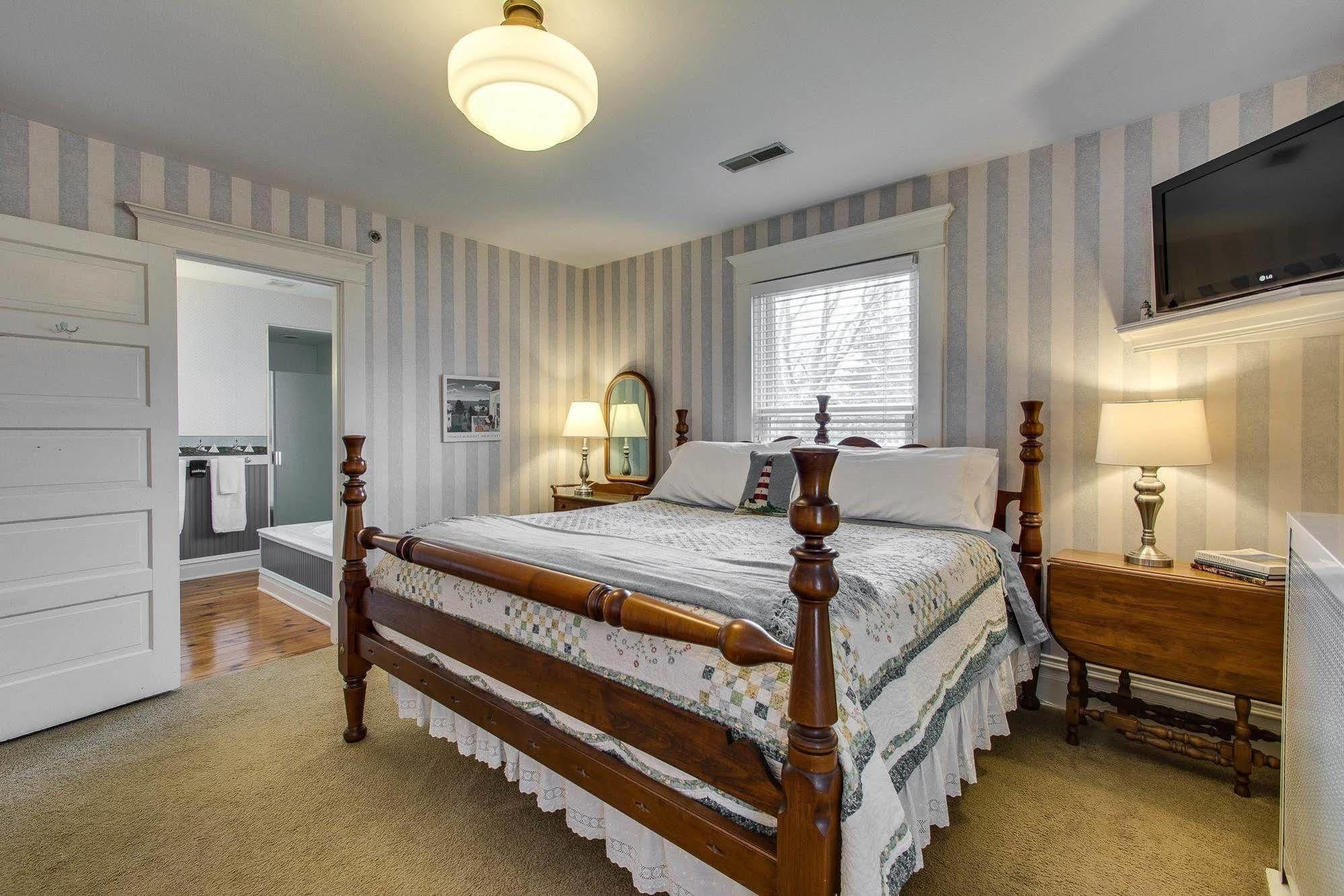 נייפרוויל Harrison House Bed & Breakfast מראה חיצוני תמונה