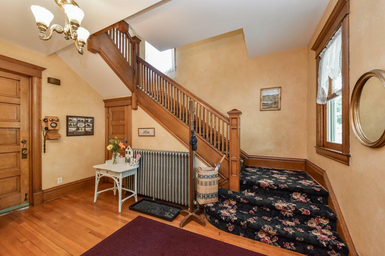נייפרוויל Harrison House Bed & Breakfast מראה חיצוני תמונה
