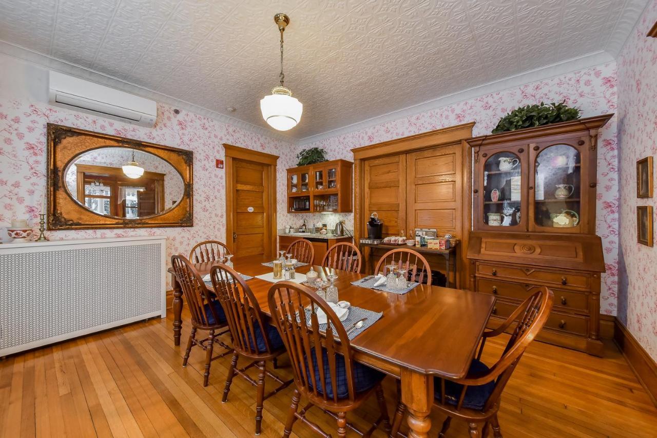 נייפרוויל Harrison House Bed & Breakfast מראה חיצוני תמונה