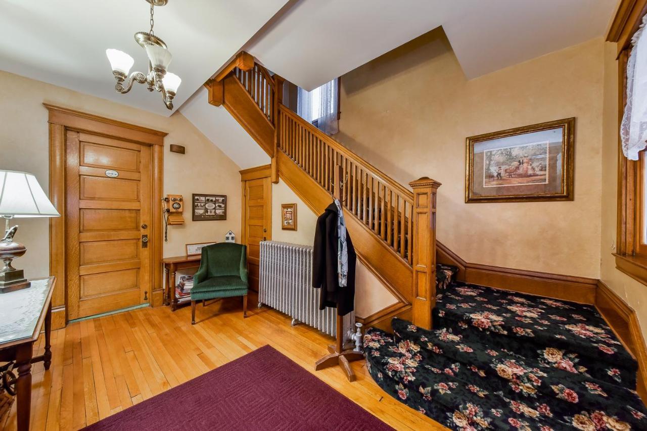 נייפרוויל Harrison House Bed & Breakfast מראה חיצוני תמונה