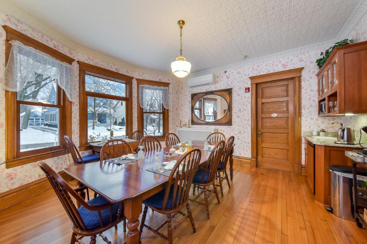 נייפרוויל Harrison House Bed & Breakfast מראה חיצוני תמונה